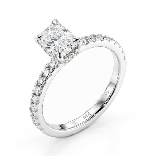 Astra - ring med radiantslipt moissanite, pavéfattede sidesteiner og skjult halo
