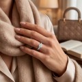 Olivette - forlovelsesring med moissanite i oval slip og sidesteiner i marquiseslip
