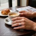 Mirabelle - ensteinsring med radiantslipt moissanite, kurvfatning og skjult halo