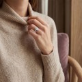 Poirine - ring med dråpeformet moissanite, skjult halo og pavéfattede aksentsteiner