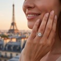 Mirage - forlovelsesring med ovalslipt moissanite og pavéfattede sidesteiner