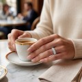 Opaline - alliansering med ovalslipt moissanite og bølget pavéhalo