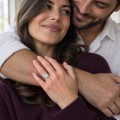 Amoria - forlovelsesring med hjerteformet moissanite, halo og pavéfattede sidesteiner