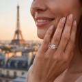 Isla - ring med radiantslipt moissanite og sidesteiner