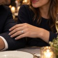 Esme - ensteinsring med smaragdslipt moissanite i sargfatning