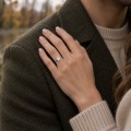 Altessa - ensteinsforlovelsesring med puteslipt moissanite og høy klofatning med fire klør