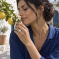 Wisteria - ring med oval moissanite og ringskinne formet som en tvunnet vinranke