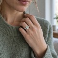 Wisteria - ring med oval moissanite og ringskinne formet som en tvunnet vinranke