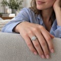 Corollina - ring med rund moissaniteklynge, halo og pavéfattede skuldre