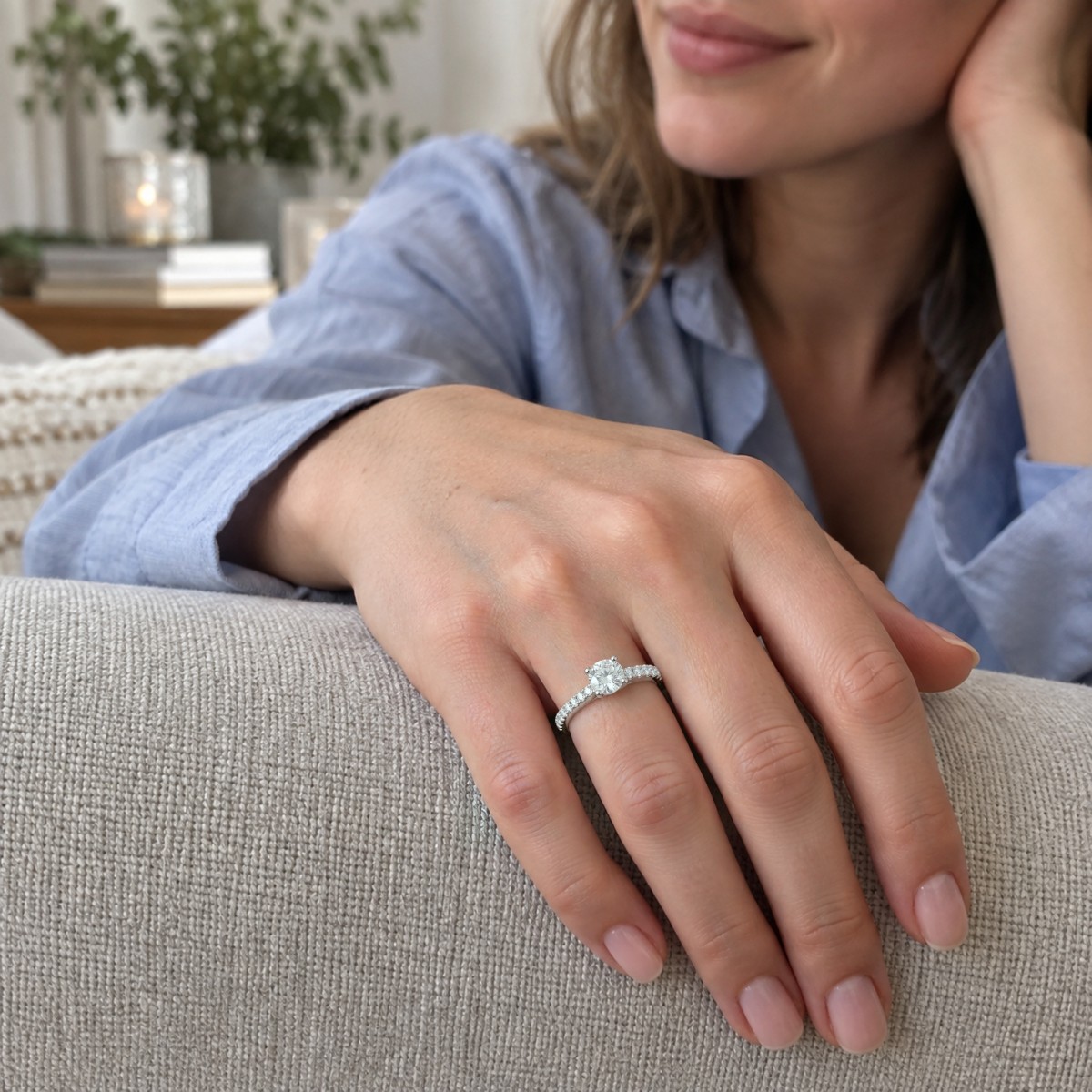 Juliette - forlovelsesring med rund moissanite og ringskinne med pavé