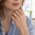 Posy - ring med moissanite i marquiseslip og sidesteiner i klynge