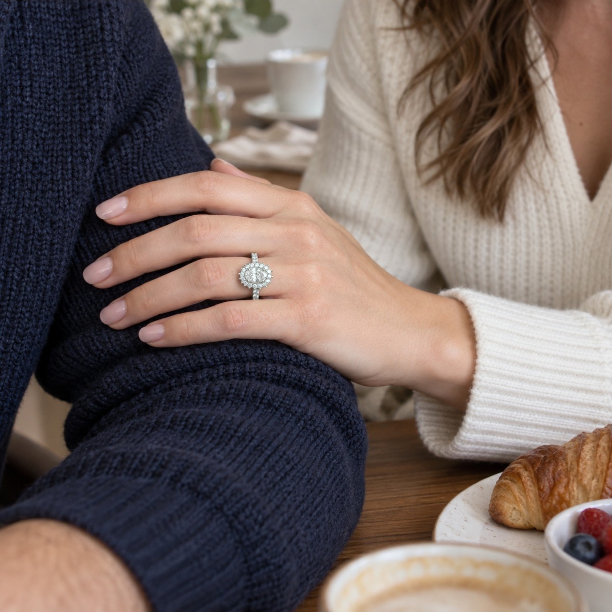 Soleil - haloring med oval moissanite og pavéfattet ringskinne