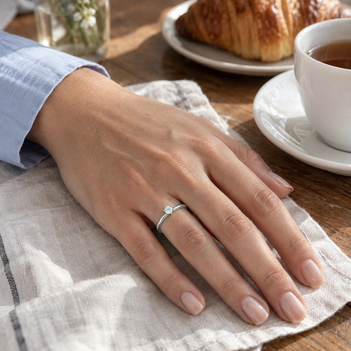 Lily - ensteinsring med rund moissanite i tulipanfatning