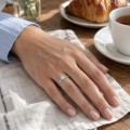 Lily - ensteinsring med rund moissanite i tulipanfatning