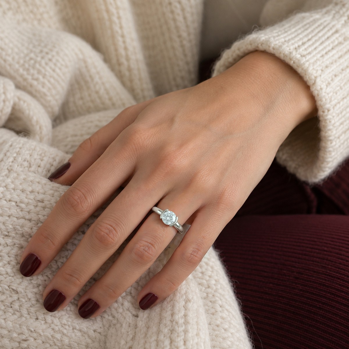 Demi - ensteinsring med rund moissanite i halv sargfatning