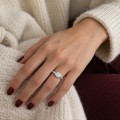 Demi - ensteinsring med rund moissanite i halv sargfatning