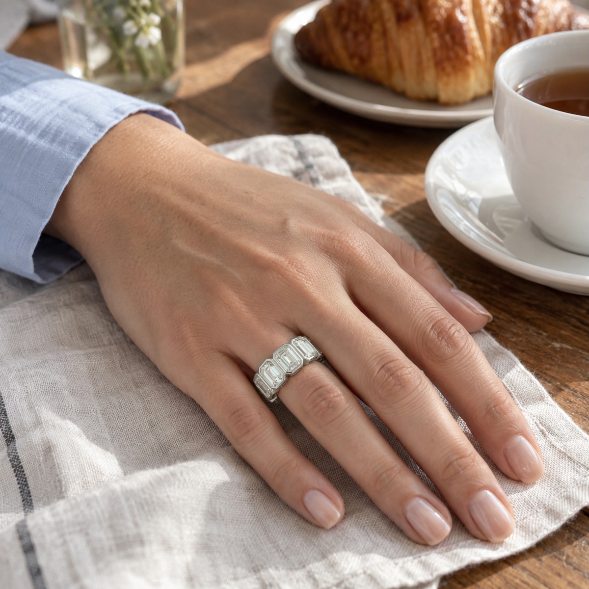 Devotion - helalliansering med smaragdslipt moissanite i sargfatninger