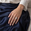 Prisma - forlovelsesring med avlang sekskantet moissanite og marquiseslipte og runde sidesteiner