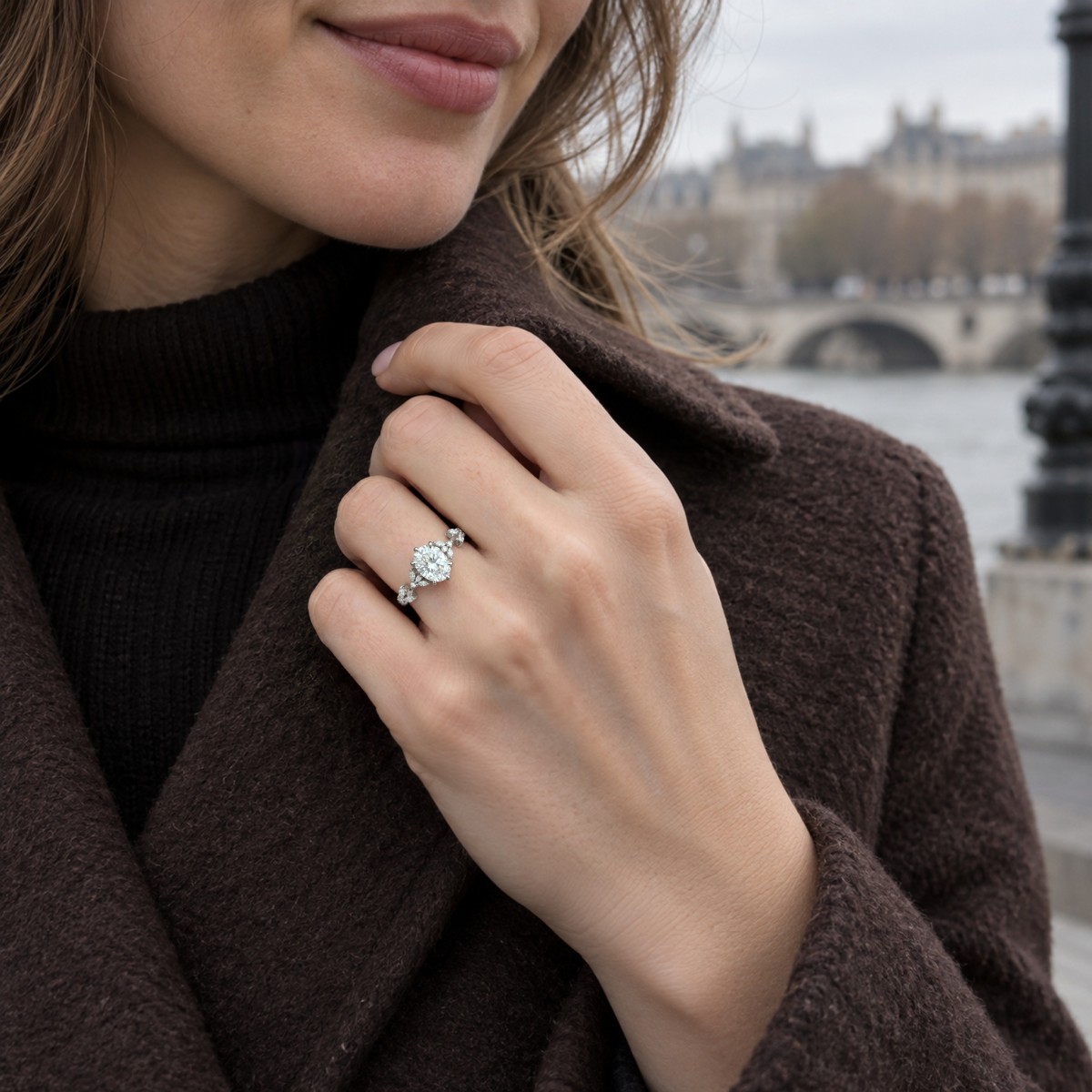 Sylvaine - forlovelsesring med oval moissanite, bladformede klynger av marquiseslipte steiner og delt ringskinne