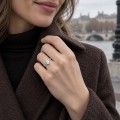 Sylvaine - forlovelsesring med oval moissanite, bladformede klynger av marquiseslipte steiner og delt ringskinne