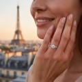 Sophia ring - forlovelsesring med moissanite og pavéfattede sidesteiner