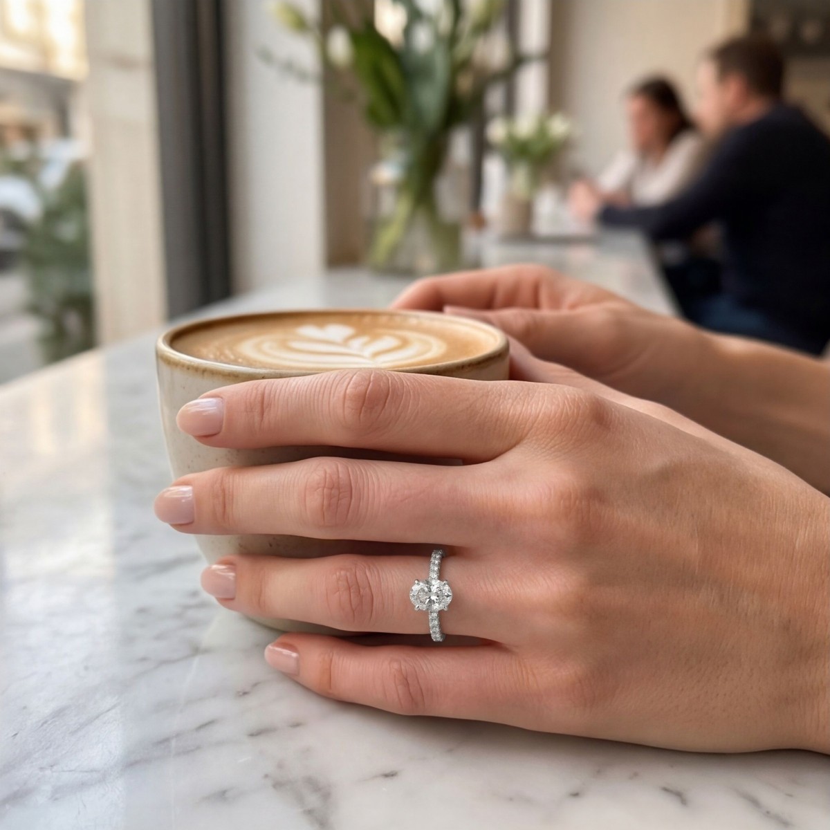 Nina ring - ring med oval moissanite og sidesteiner i pavéfatning
