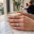 Nina ring - ring med oval moissanite og sidesteiner i pavéfatning